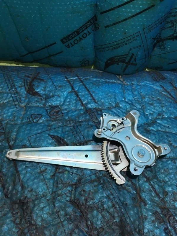 Стеклоподъемник электр. задний правый Toyota Land Cruiser 200 2012 6980335080 22