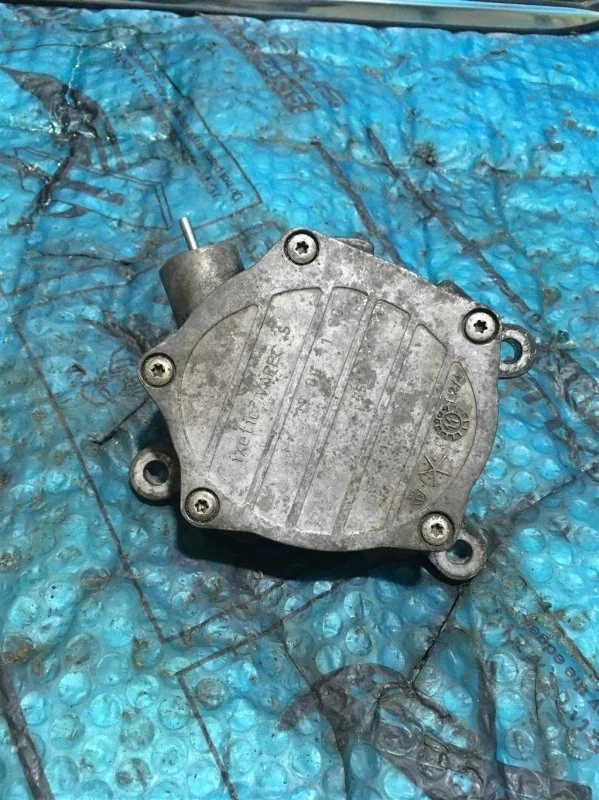 Насос вакуумный Toyota Land Cruiser 200 2012 293000W053 4.5