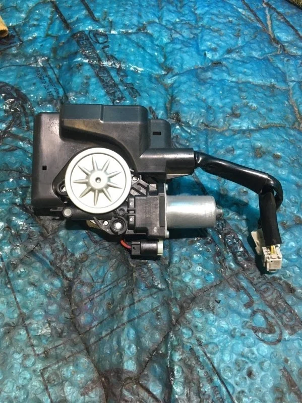 Замок двери багажника верхней TOYOTA LAND CRUISER 200 2016 6935060191 4