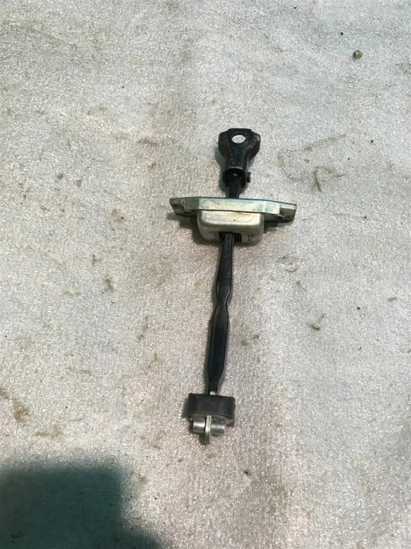 Ограничитель двери задней правой Lexus Es 6 2012 6863033100 СЕДАН 2AR-FE