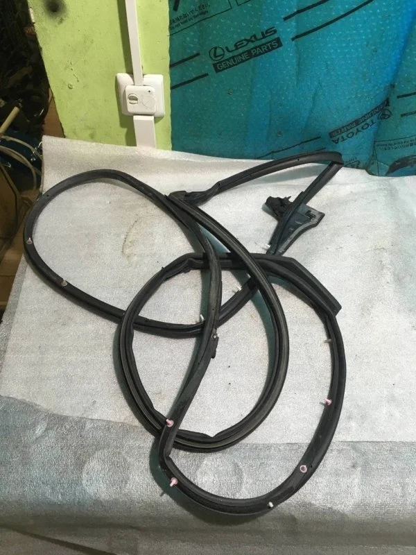 Уплотнитель двери LEXUS LX450D 2019 6786260150 1VD-FTV 4.5, передний левый