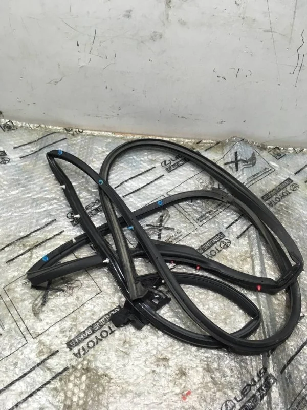 Уплотнитель двери LEXUS LX450D 2019 6786160150 1VD-FTV 4.5