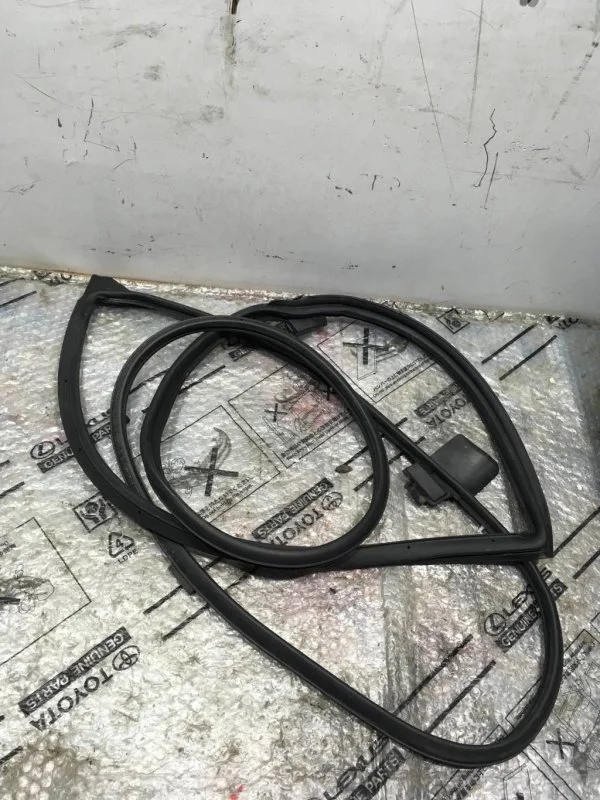 Уплотнитель двери LEXUS LX450D 2019 6787260110 1VD-FTV 4.5