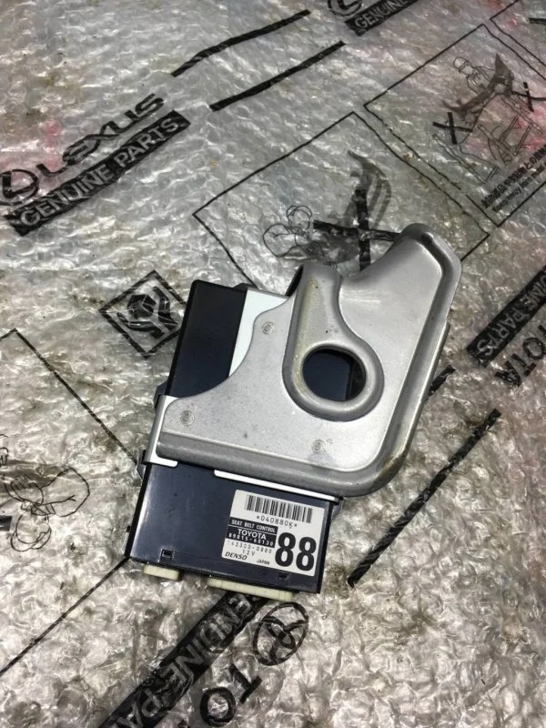 Блок управления ремнями безопасности TOYOTA LAND CRUISER 200 2013 8981560130 1VD-FTV 4.5