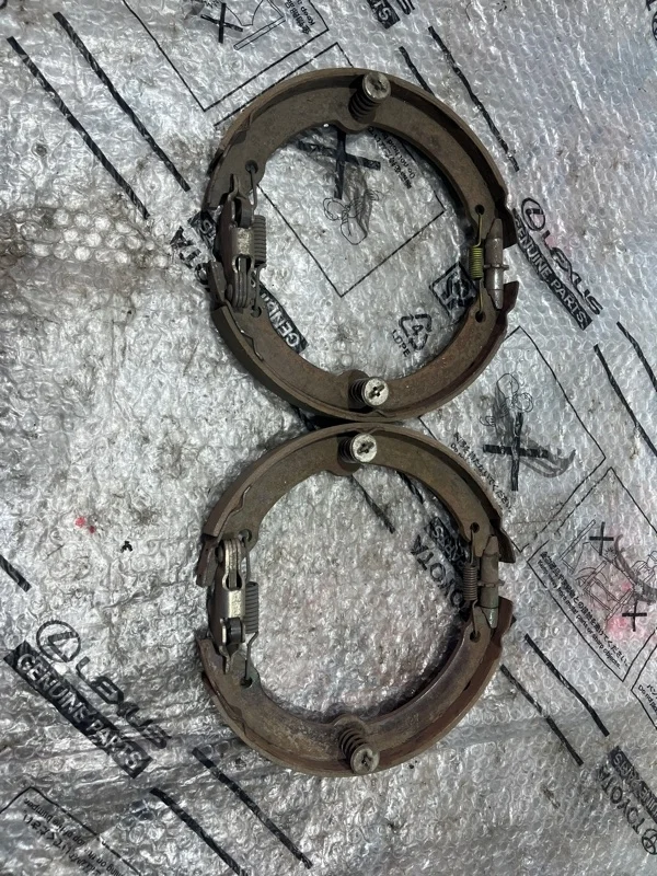 Колодки стояночного тормоза Toyota Land Cruiser 200 2013 4653060020 1VD-FTV 4.5