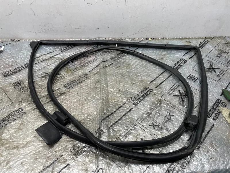 Уплотнитель двери Lexus Lx450D 2019 6787160110 1VD-FTV 4.5, задний правый