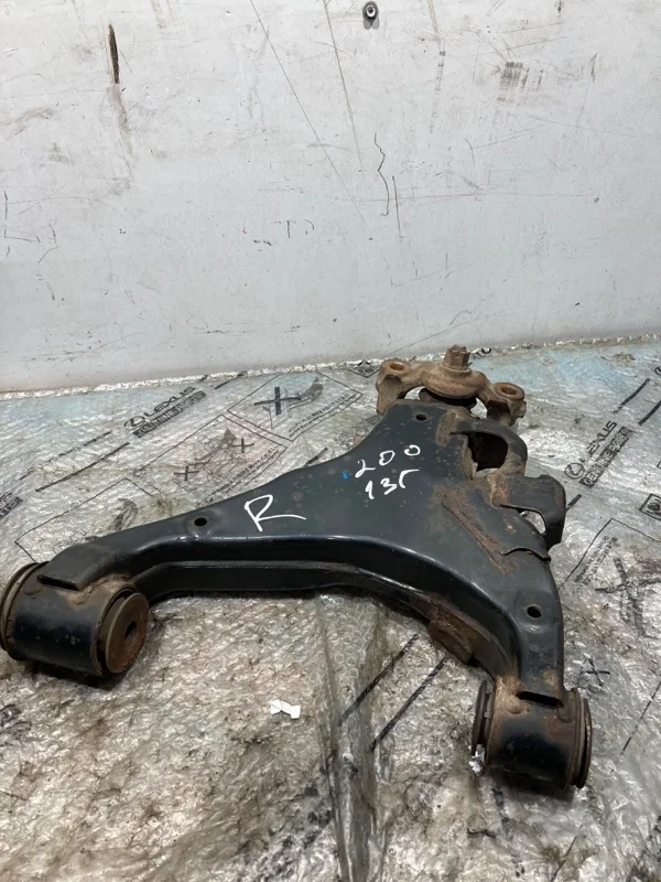 Рычаг передний нижний правый Toyota Land Cruiser 200 2013 4806860030 1VD-FTV 4.5, передний правый