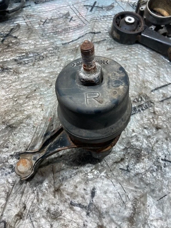 Опора двигателя правая TOYOTA HIGHLANDER 2013 1236231060 2GR-FE 3.5