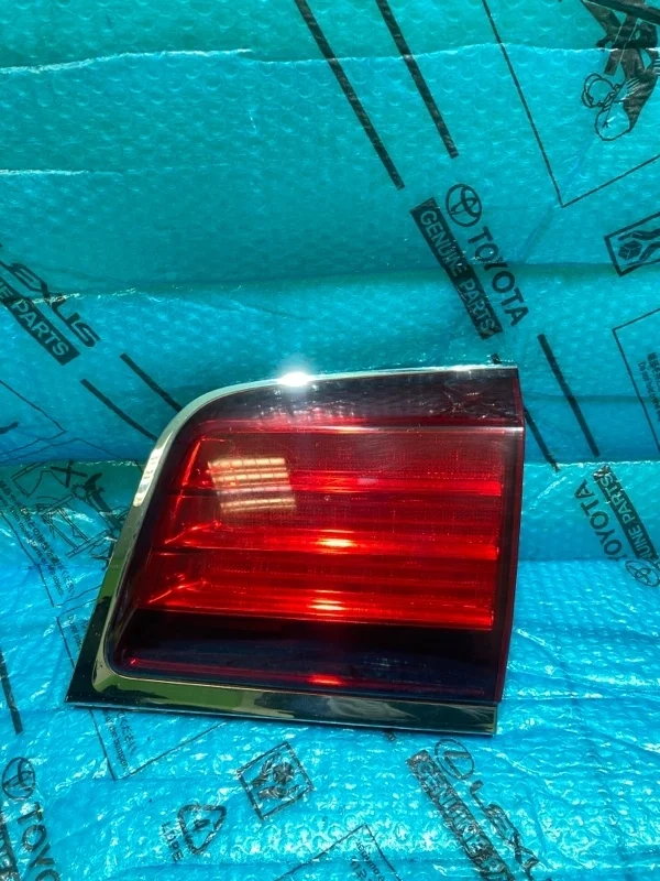 Фонарь задний внутренний правый Lexus LX570 8158060210