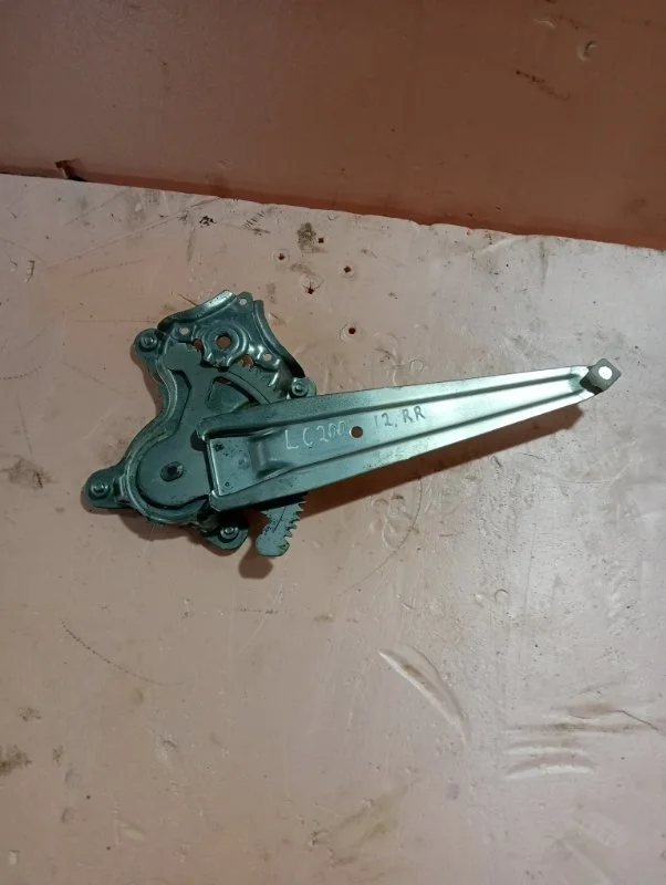 Стеклоподъемник электр. задний правый Toyota Land Cruiser 200 2012 6980335080 1VD-FTV 4.5