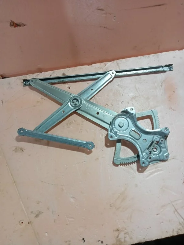 Стеклоподъемник электр. передний правый TOYOTA LAND CRUISER 200 2012 6980160080 1VD-FTV 4.5