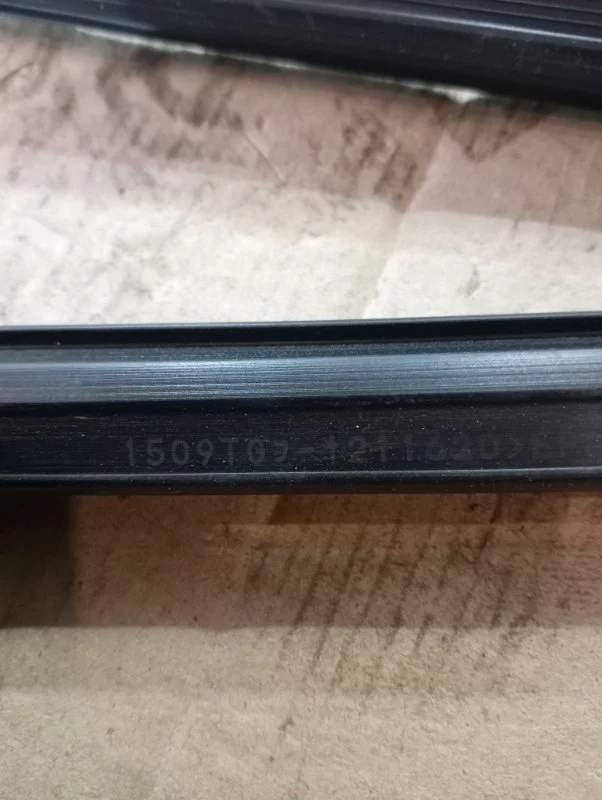 Уплотнитель стекла двери LEXUS LX450D 2015 6814160070 1VD-FTV 4.5, передний правый