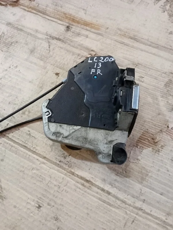Замок двери передней правой TOYOTA LAND CRUISER 200 2013 6903060250 1VD-FTV 4.5