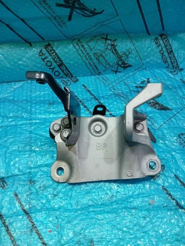 Опора двигателя левая Toyota Camry 2022 1230425010 V75 A25AFKS, передняя левая