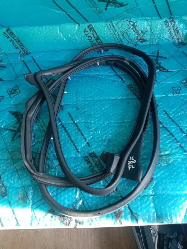 Уплотнитель двери TOYOTA LAND CRUISER 200 2020 6786260150 URJ202 4.6 1UR-FE, передний левый