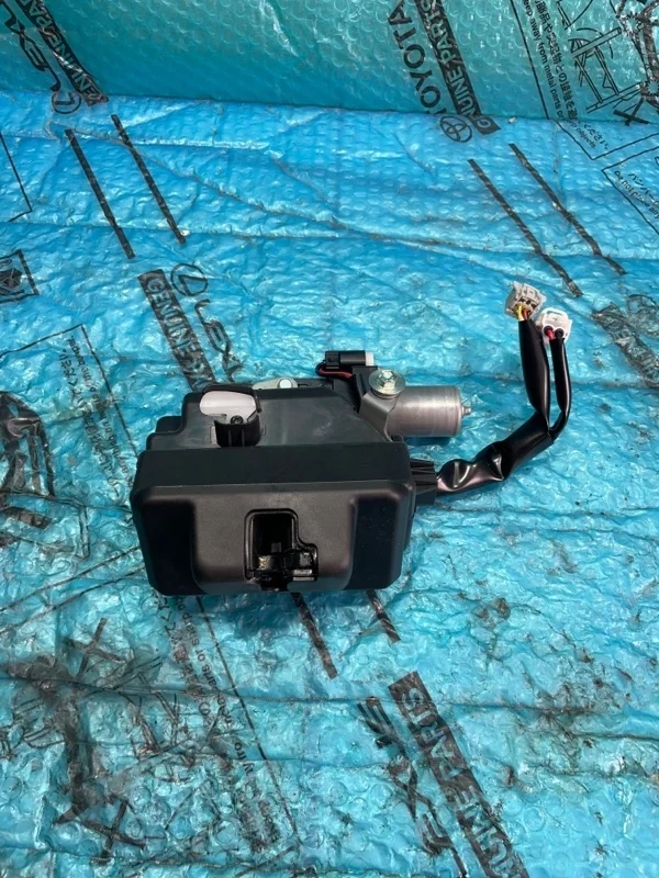 Замок двери багажника TOYOTA LAND CRUISER 200 2020 6935060191 URJ202 4.6 1UR-FE