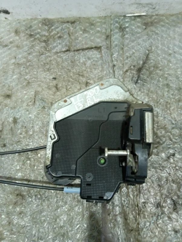 Замок двери задней левой TOYOTA LAND CRUISER 200 2013 6906060110 URJ200 4.5 1VD-FTV