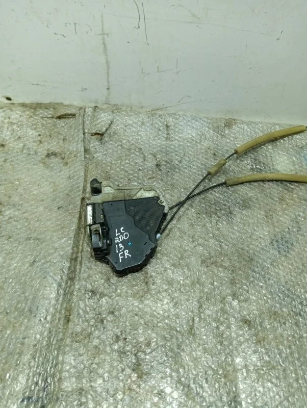 Замок двери передней правой TOYOTA LAND CRUISER 200 2013 6903060250 URJ200 4.5 1VD-FTV