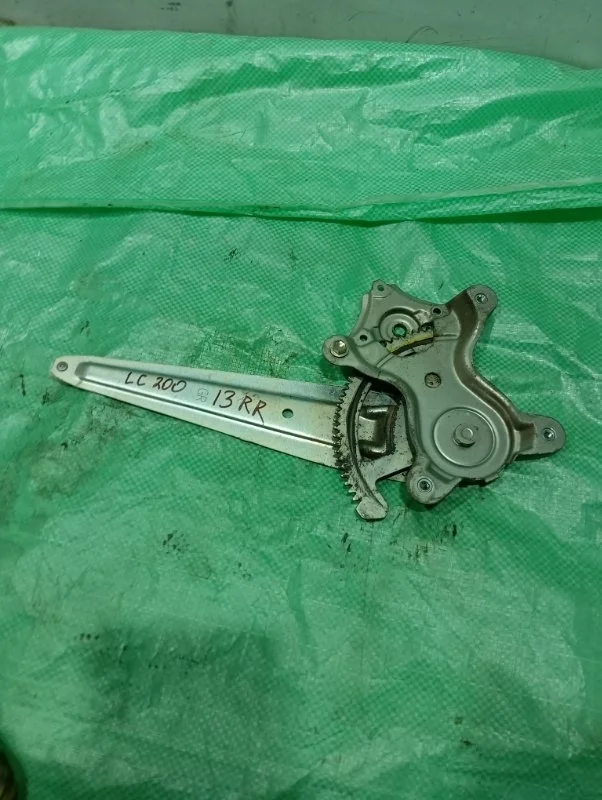Стеклоподъемник электр. задний правый Toyota Land Cruiser 200 2013 6980335080 URJ200 4.5 1VD-FTV, задний правый