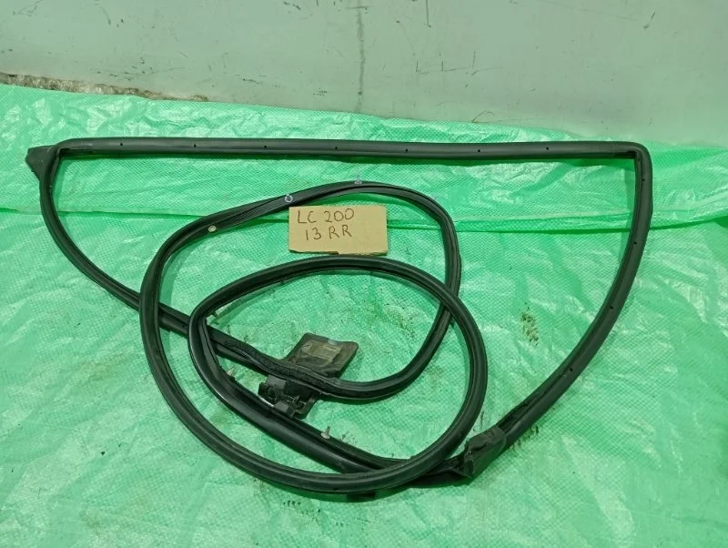 Уплотнитель двери задней правой Toyota Land Cruiser 200 2013 6787160110 URJ200 4.5 1VD-FTV, задний правый