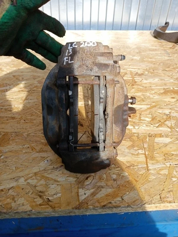 Суппорт тормозной Toyota Land Cruiser 200 2013 4775060280 URJ200 4.5 1VD-FTV, передний левый