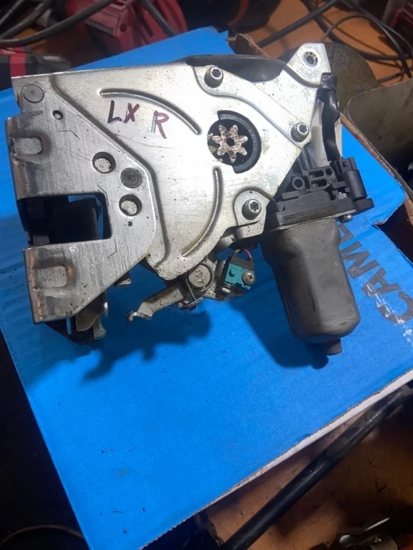 Замок багажника LEXUS LX570 2020 6938060071 3UR-FE 5.7, задний правый