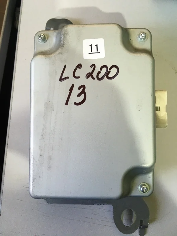 Блок управления TOYOTA LAND CRUISER 200 2013 8621060151 URJ200 4.5 1VD-FTV