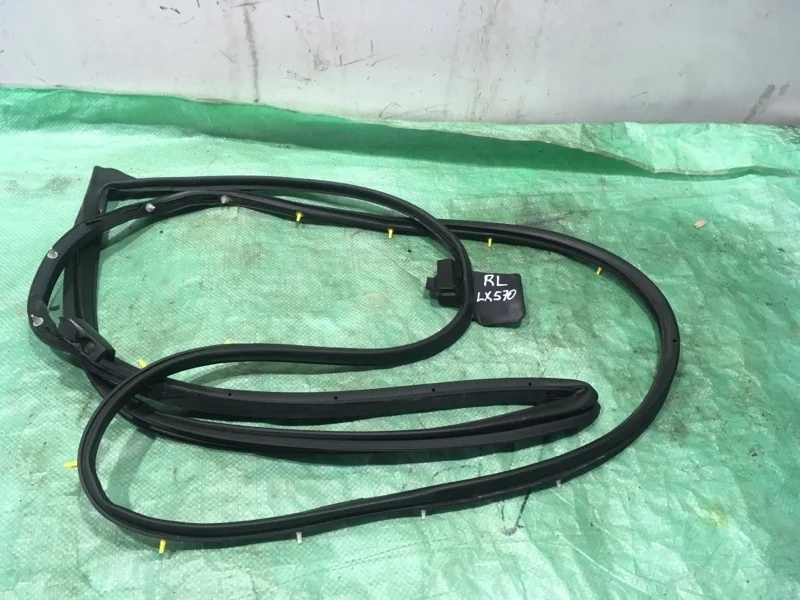 Уплотнитель двери LEXUS LX570 2016 6787260110 URJ200 3UR-FE 5.7, задний левый