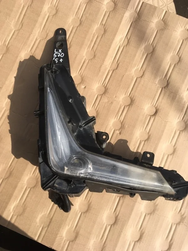 Фара противотуманная Lexus LX450D/570 2015-2021 8136060060, передняя правая