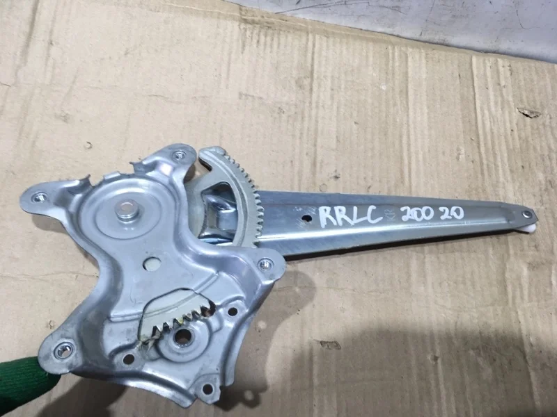 Стеклоподъемник электр. задний правый Toyota Land Cruiser 200 2020 6980335080 URJ202 4.5 1VD-FTV