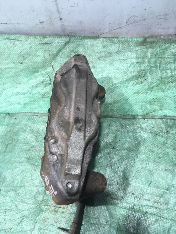 Суппорт тормозной Toyota Land Cruiser 200 2020 4775060320 URJ202 4.5 1VD-FTV, передний левый