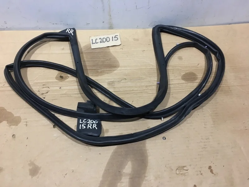 Уплотнитель двери задней правой Toyota Land Cruiser 200 2015 6787160110 URJ202 4.6 1UR-FE, задний правый