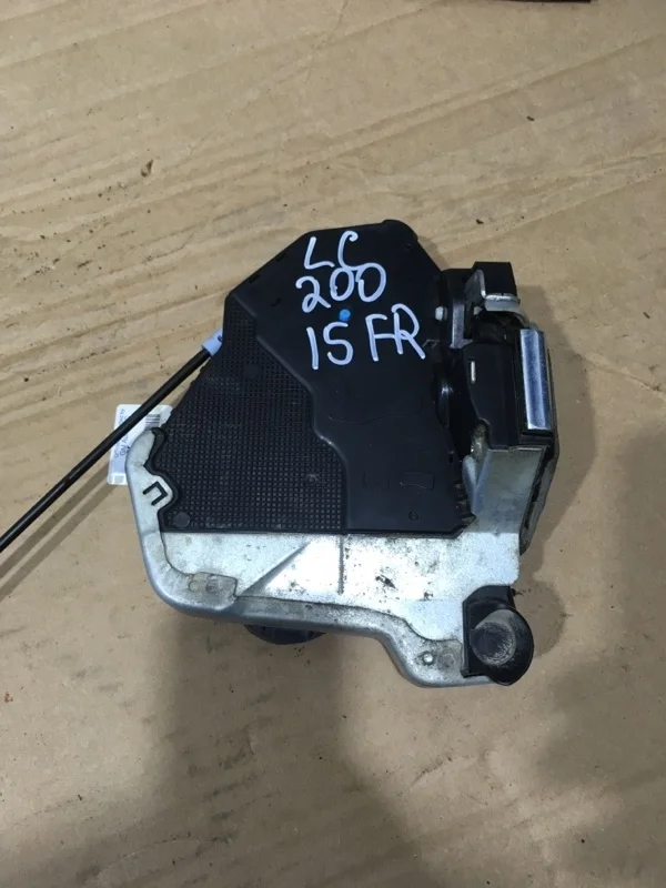 Замок двери передней правой TOYOTA LAND CRUISER 200 2015 6903060250 URJ202 4.6 1UR-FE