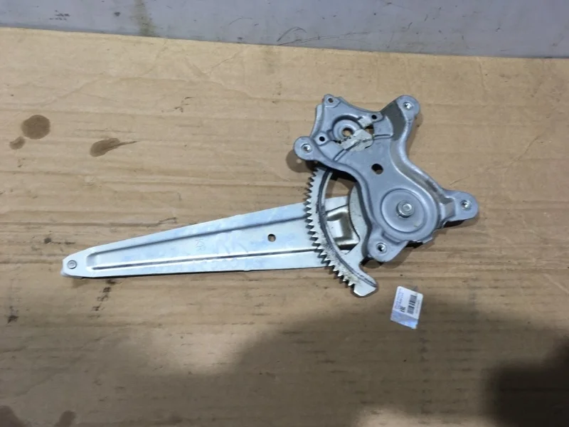 Стеклоподъемник электр. задний правый Toyota Land Cruiser 200 2015 6980335080 URJ202 4.6 1UR-FE, задний правый