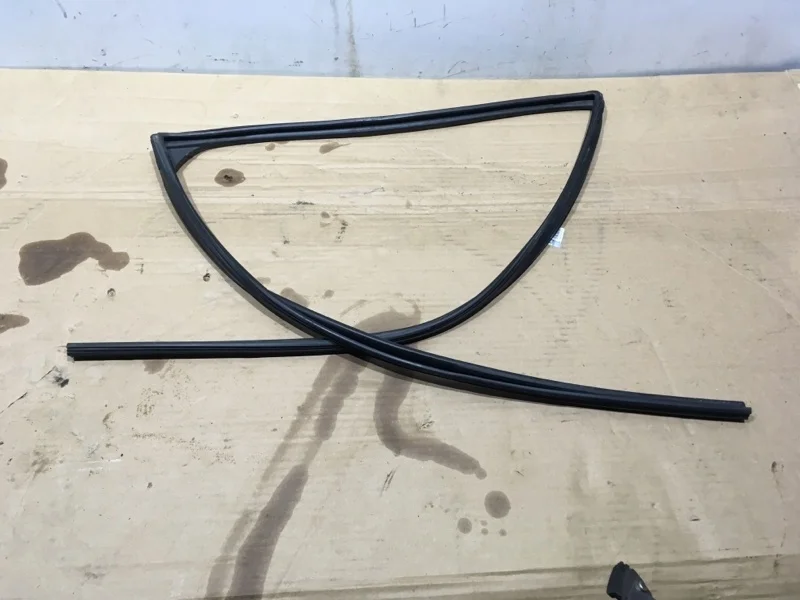 Уплотнитель стекла двери TOYOTA LAND CRUISER 200 2015 6815260050 URJ202 4.6 1UR-FE, задний левый