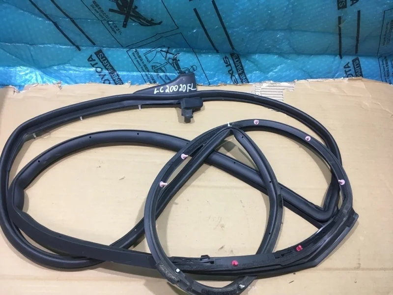 Уплотнитель двери TOYOTA LAND CRUISER 200 2020 6786260150 URJ202 1VD-FTV 4.5, передний левый
