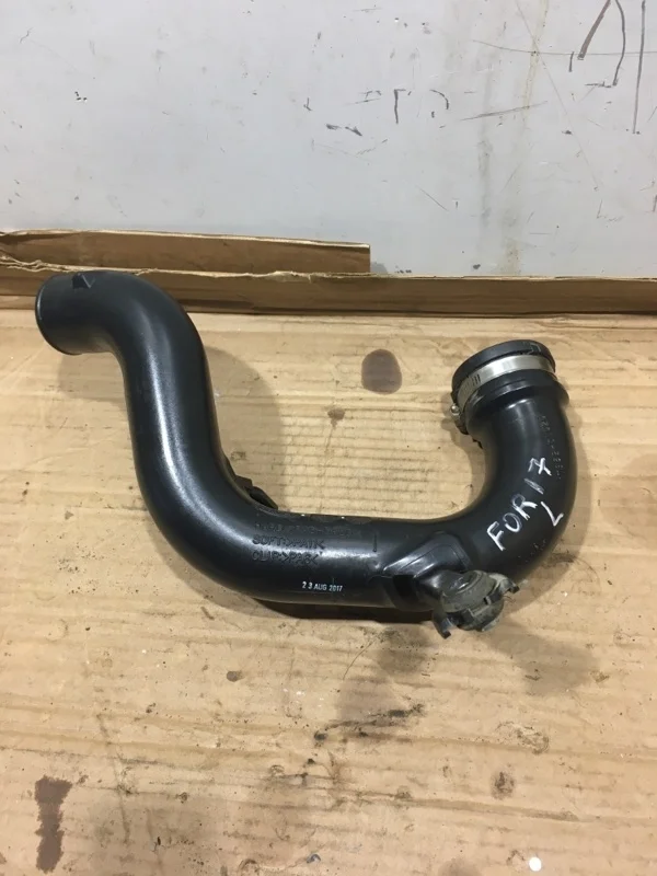 Патрубок интеркулера левый TOYOTA Fortuner 2018 173620L020 1GD-FTV 2.8, передний левый