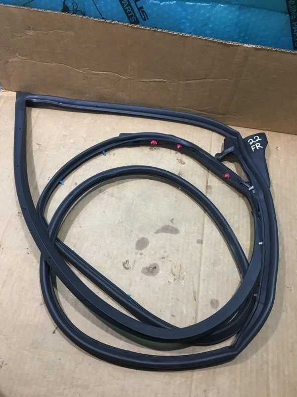 Уплотнитель двери передней правой TOYOTA LAND CRUISER 200 2018 6786160150 URJ202 1VD-FTV 4.5