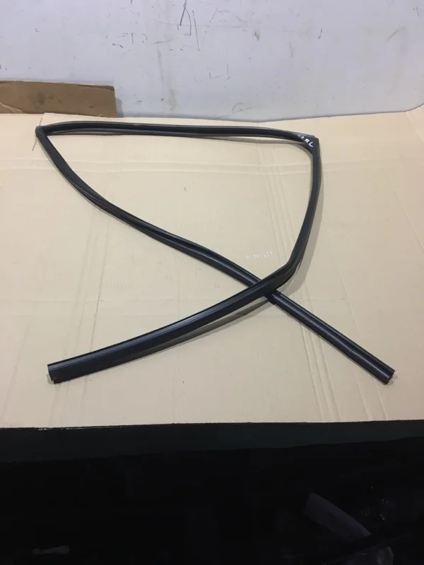 Уплотнитель стекла двери TOYOTA LAND CRUISER 200 2018 6815260050 URJ202 1VD-FTV 4.5, задний левый