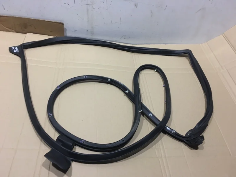 Уплотнитель двери задней правой Toyota Land Cruiser 200 2018 6787160110 URJ202 1VD-FTV 4.5