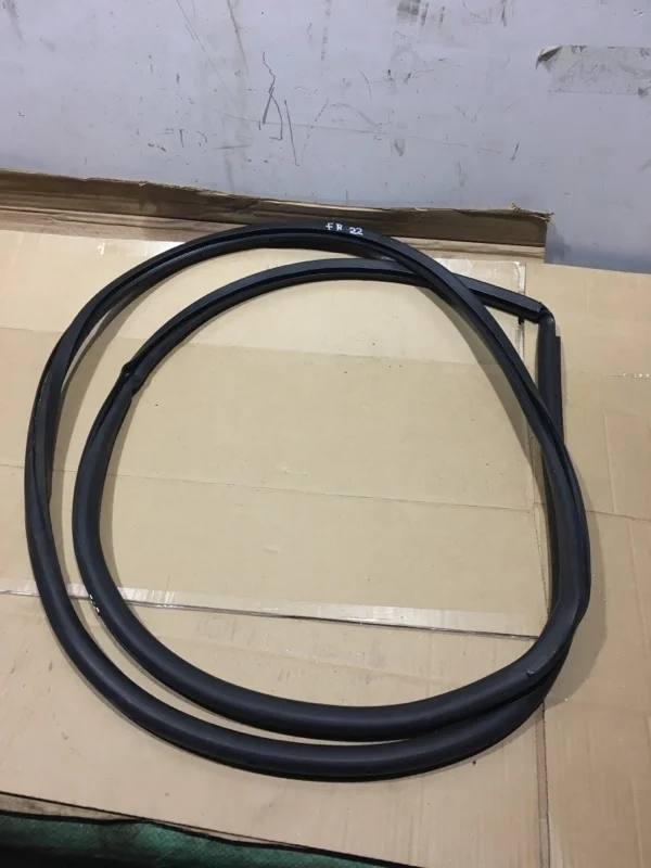 Уплотнитель двери передней правой(дверного проема) TOYOTA LAND CRUISER 200 2018 6231160141 URJ202 1VD-FTV 4.5