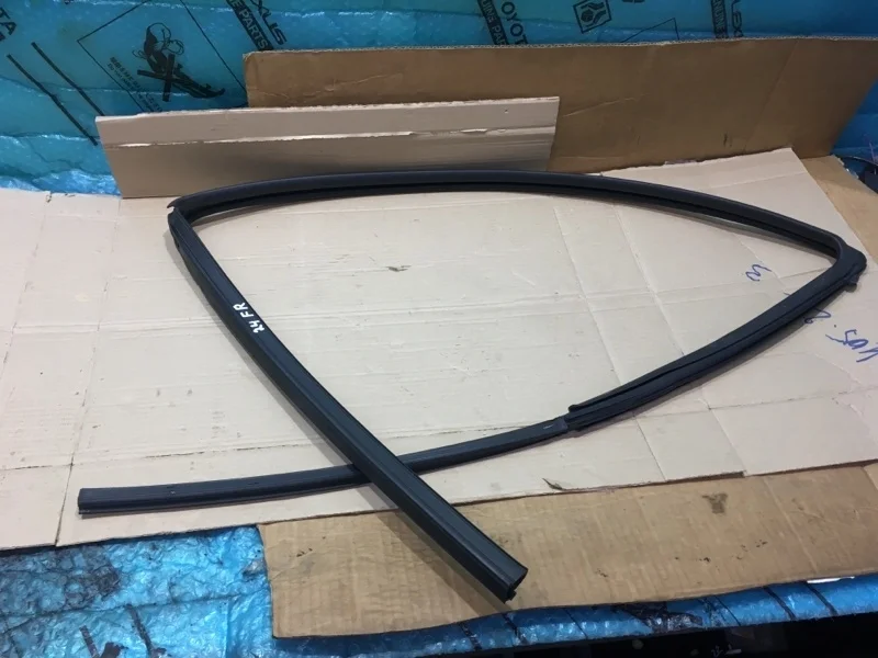 Уплотнитель стекла двери TOYOTA Fortuner 2018 681410K070 1GD-FTV 2.8, передний правый