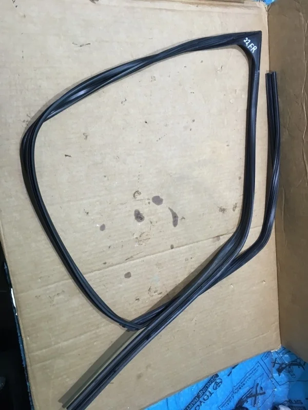 Уплотнитель стекла двери TOYOTA LAND CRUISER 200 2018 6814160070 URJ202 1VD-FTV 4.5, передний правый