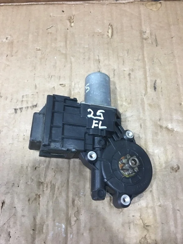 Моторчик стеклоподъемника передний левый TOYOTA LAND CRUISER 200 2016 8572060331 URJ202 1VD-FTV 4.5, левый