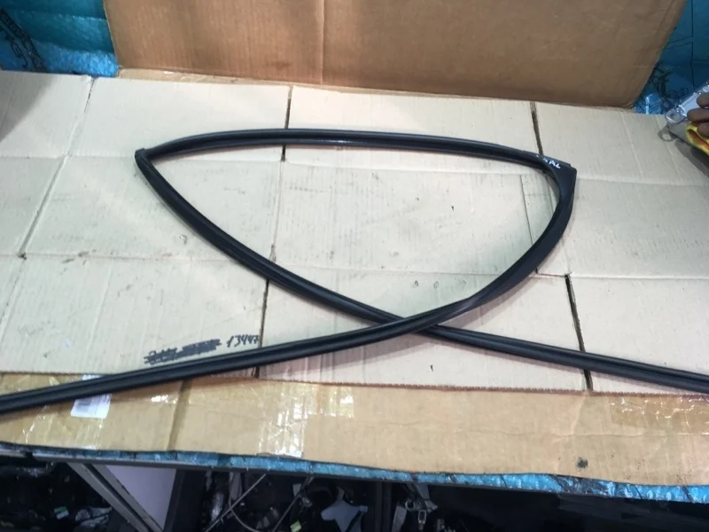 Уплотнитель стекла двери TOYOTA LAND CRUISER 200 2016 6815260050 URJ202 1VD-FTV 4.5, задний левый