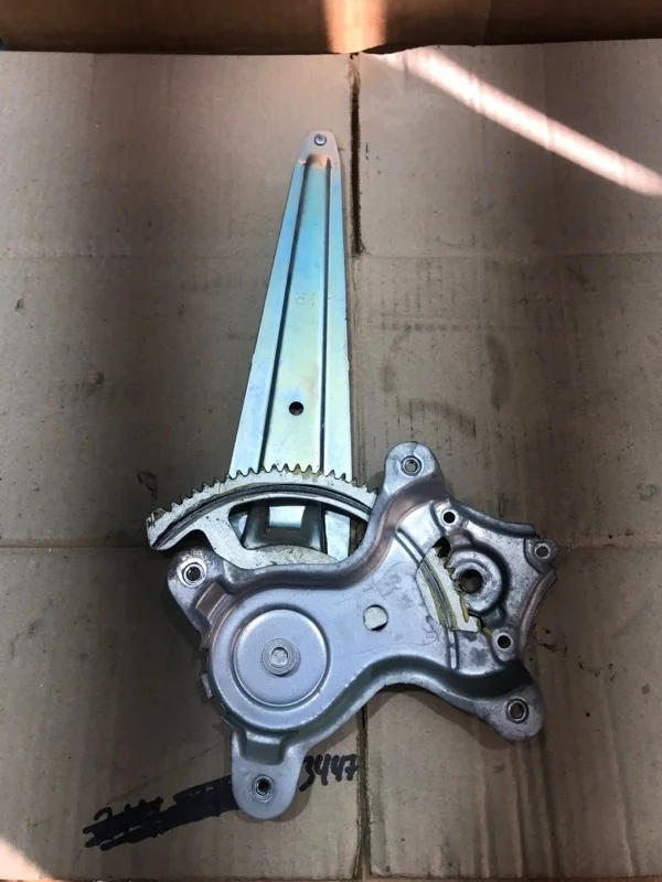 Стеклоподъемник электр. задний правый Toyota Land Cruiser 200 2016 6980335080 URJ202 1VD-FTV 4.5