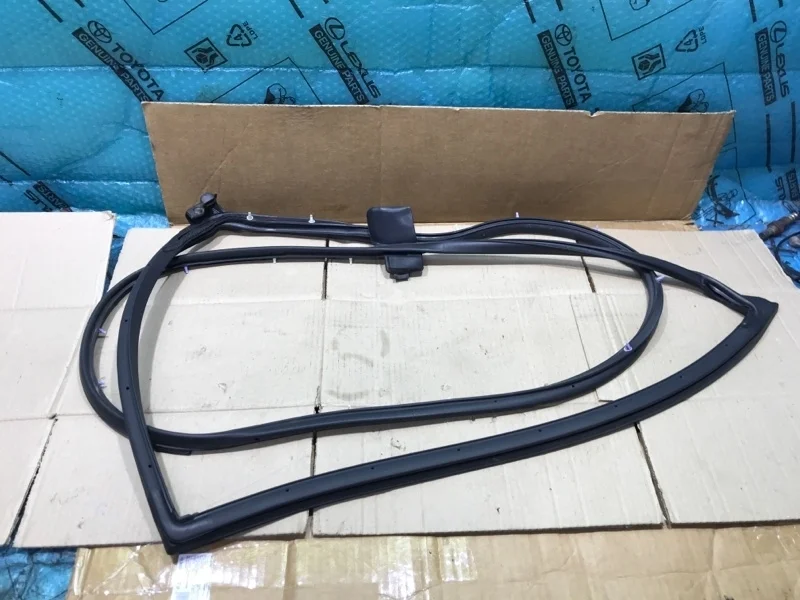 Уплотнитель двери Toyota Land Cruiser 200 2016 6787160110 URJ202 1VD-FTV 4.5, задний правый