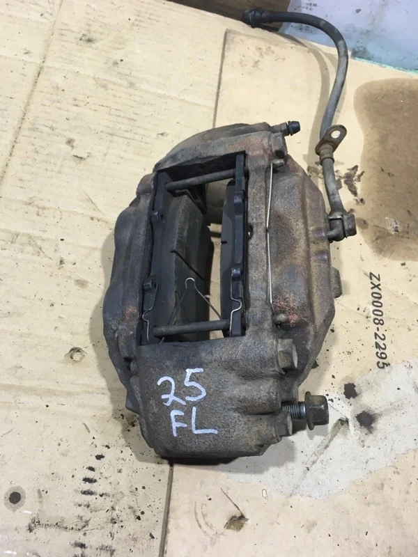 Суппорт тормозной Toyota Land Cruiser 200 2016 4775060320 URJ202 1VD-FTV 4.5, передний левый