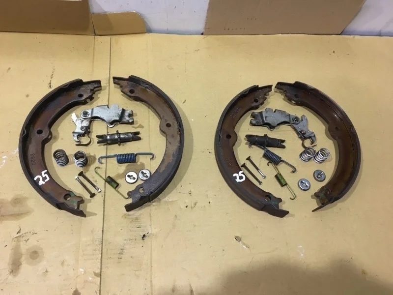 Колодки стояночного тормоза Toyota Land Cruiser 200 2016 4653060020 URJ202 1VD-FTV 4.5