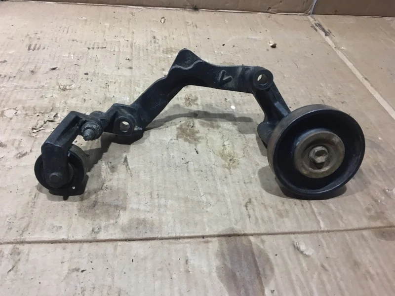 Кронштейн Toyota Land Cruiser 200 2016 8842060350 URJ202 1VD-FTV 4.5